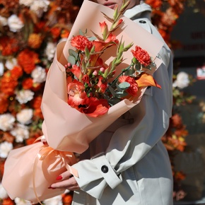 Букет "На закате дня" из гладиолусов, калл, гиперикума и диантусов в Котельниках