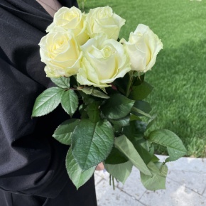 Букет из 5 белых роз (70 см) в Котельниках