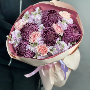 Букет "Софи" из хризантем Бигоуди, диантусов и ароматных маттиол в Котельниках
