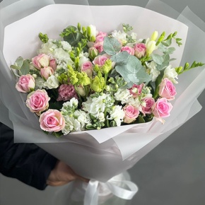 Букет "Особый случай " из ароматных маттиол, фрезий и кустовых роз в Котельниках