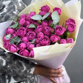 Букет "Малиновый бисквит" из кустовых и пионовидных роз и эвкалипта в Котельниках