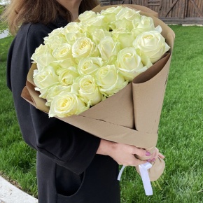 Букет из 25 белых роз в крафте (70 см) в Котельниках