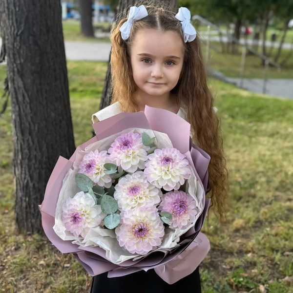 Букет из 7 сезонных георгин с эвкалиптом в Котельниках
