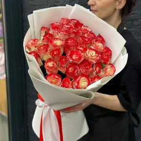 Букет " Клубничный коктейль" из 35 бело-красных роз в Котельниках