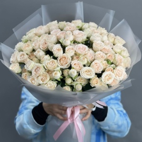 Букет из 35 кремовых кустовых роз (50 см) в Котельниках