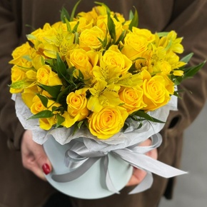 Композиция в шляпной коробке "Розиль" из альстромерий и роз в Котельниках