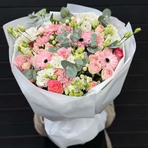 Букет "Ромео" из роз, эвкалипта, гербер, ароматных фрезий, озатамнуса, эустом и диантусов в Котельниках