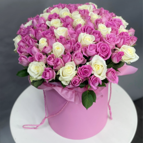 Композиция в шляпной коробке из 151 розы кения микс в Котельниках