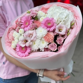 Букет "Розовые облака" из хризантемы, кустовых роз, диантусов, гортензии и эустом в Котельниках