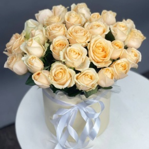 Композиция в шляпной коробке из 35 кремовых кенийских роз в Котельниках