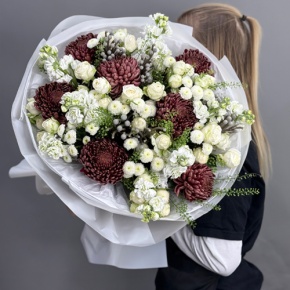 Букет "Шоколадный френч" из кустовых роз, хризантем Бигоуди, брунии, ароматных маттиол и сантини в Котельниках