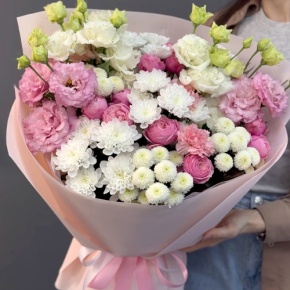Букет "Задыхаюсь от нежности" из хризантемы, кустовых пионовидных роз, диантусов и эустом в Котельниках