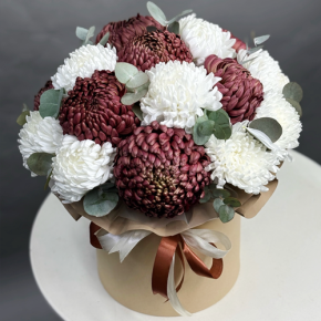 Композиция в шляпной коробке из 19 хризантем  в Котельниках