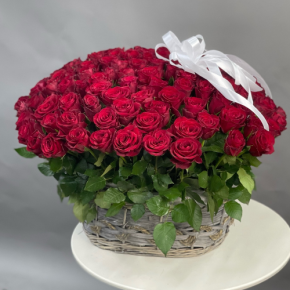 Композиция в корзине из 101 красной розы в Котельниках