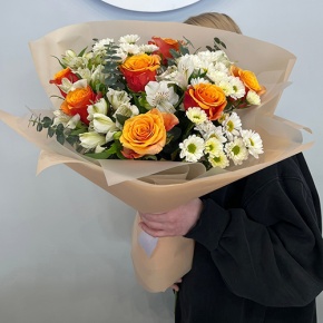 Букет "Апельсин" из роз и хризантем сантини в Котельниках