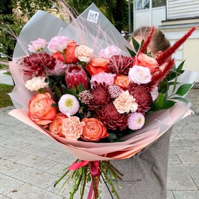Букет "Каркаде" из хризантем Бигоуди и Момоко, роз Эквадор Кахала, озатамнуса,  эустом, протеи, и диантусов в Котельниках