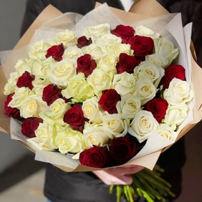 Букет 51 белая и красная роза (50 см) в Котельниках