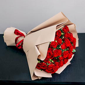 Букет 15 кустовых красных роз в Котельниках