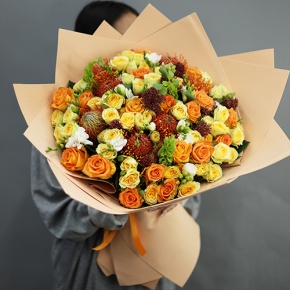 Букет "Осенние грёзы" из лейко, роз, фрезий, скиммии, молюцеллы и лейко в Котельниках