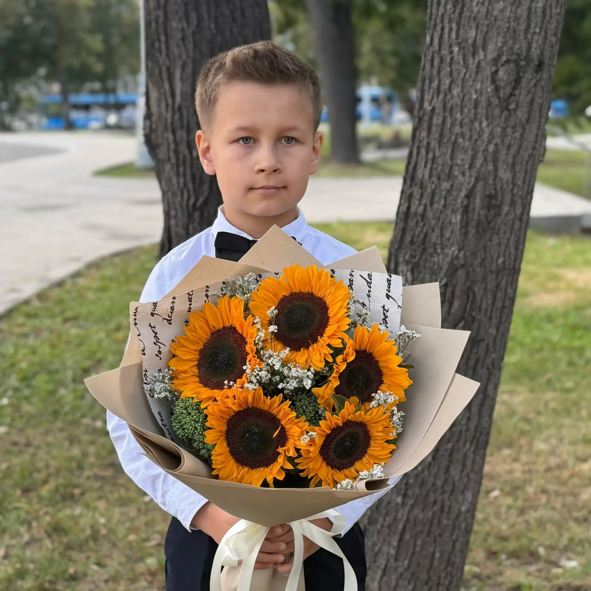 Букет на 1 сентября из 5 подсолнухов и лимониума в Котельниках