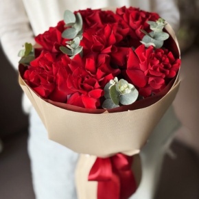 Букет "Красная пантера" из 7 роз Эквадор и эвкалипта в Котельниках