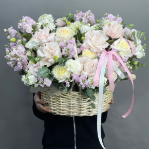 Композиция в корзине из роз Эквадор и ароматных маттиол в Котельниках