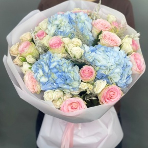 Букет "Легкий ветерок" из роз, конифера и гортензий в Котельниках