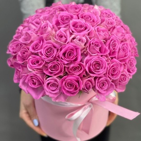Композиция в шляпной коробке из 71 кенийской розы в Котельниках