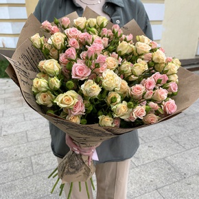 Букет из 19 кустовых роз в крафте (60 см) в Котельниках