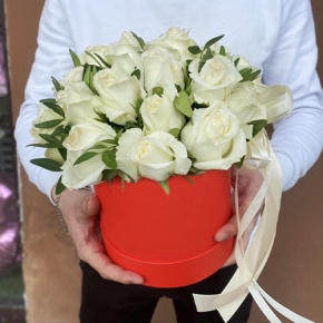 Композиция в шляпной коробке из 25 белых роз в Котельниках