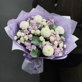 Букет "Ванила" из хризантем сантини, Момоко, эвкалипта и ароматных маттиол в Котельниках