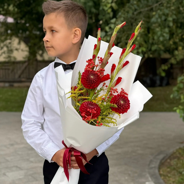 Букет на 1 сентября с красными гладиолусами, георгинами и калиной в Котельниках