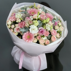 Букет "Я с тобой" из роз, эвкалипта, гербер, ароматных фрезий, озатамнуса, эустом и диантусов в Котельниках