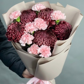 Букет из хризантем Бигоуди и розовых диантусов в Котельниках