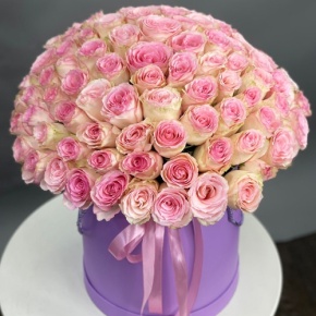 Композиция в шляпной коробке из 151 розы кения в Котельниках