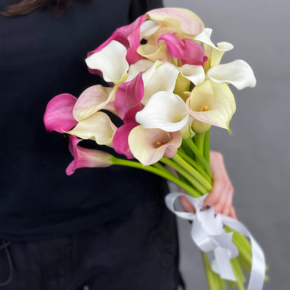 Букет из 21 каллы микс в Котельниках