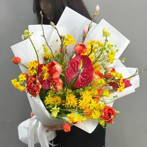 Букет с кустовыми ранункулюсами, антуриумом, тюльпанами и нарциссами в Котельниках
