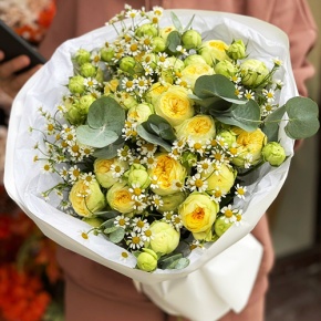 Букет "Иветта" из лимонных пионовидных кустовых роз и ромашек в Котельниках