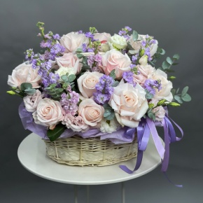 Композиция в корзине из французских роз и ароматных маттиол в Котельниках