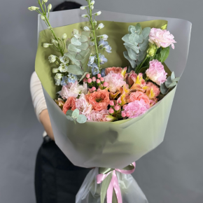 Букет "Таинственное очарование" из мазровых роз Риджентс парк, гиперикума, альстромерий, эустом и дельфиниума в Котельниках