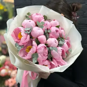 Букет из 15 лососевых пионов с эвкалиптом в Котельниках