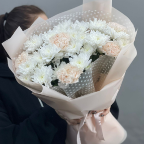 Букет из хризантем и диантусов пудра в Котельниках