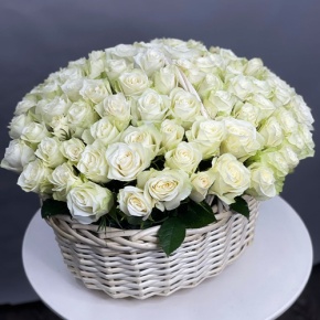 101 белая роза в корзине (40 см) в Котельниках