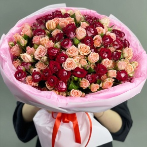 Букет "Рубиновый гранит" из 35 кустовых роз микс (50 см) в Котельниках