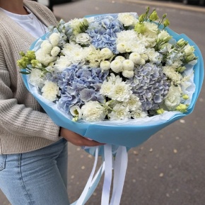 Букет "Голубые облака" из хризантемы, диантусов, Голландской гортензии, дельфиниума и эустомы в Котельниках