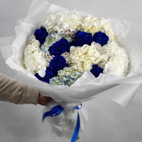 Букет "Моника" из белых гортензий, синих роз Эквадор и озатамнуса в Котельниках