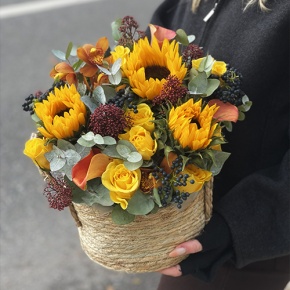 Композиция в сумке "Тональность" из подсолнухов, калл, ягод вибирнума, лимонных роз, скиммии и орхидеи в Котельниках