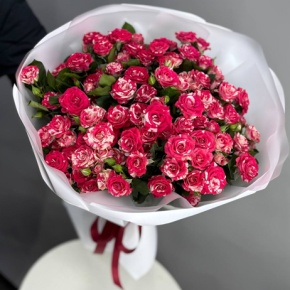 Букет из 13 кустовых роз Фаерворкс (60 см) в Котельниках