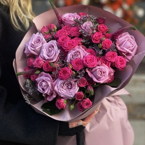 Букет "Малиновый вечер" из кустовых малиновых роз, вероники, лимониума и роз Меритим в Котельниках