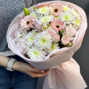 Букет "Дружба" из хризантемы, пионовидной лилии, гербер, диантусов и кустовых роз в Котельниках
